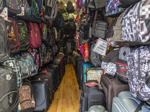 Stoisko z walizkami podróżnymi i plecakami